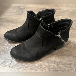 Women’s Black American Rag Size 7 1/2 Ankle Boots with Small Lift Heel Zippers